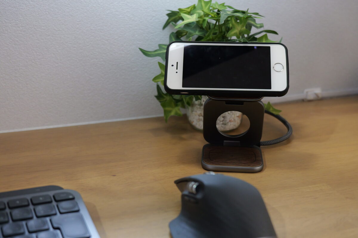KUXIU X40 TurboにiPhoneを置いて充電している様子