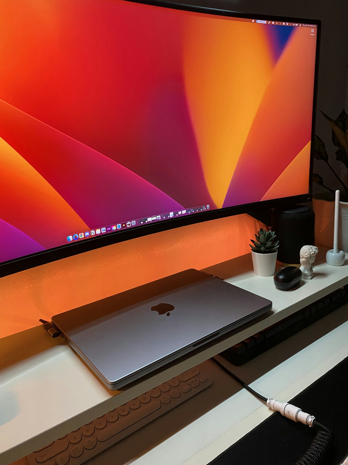 MacBookをクラムシェルモードで大型モニターに接続したデスク