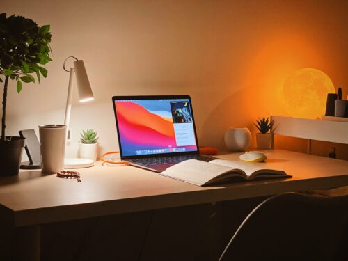 MacBookが置かれた温かい雰囲気のデスク