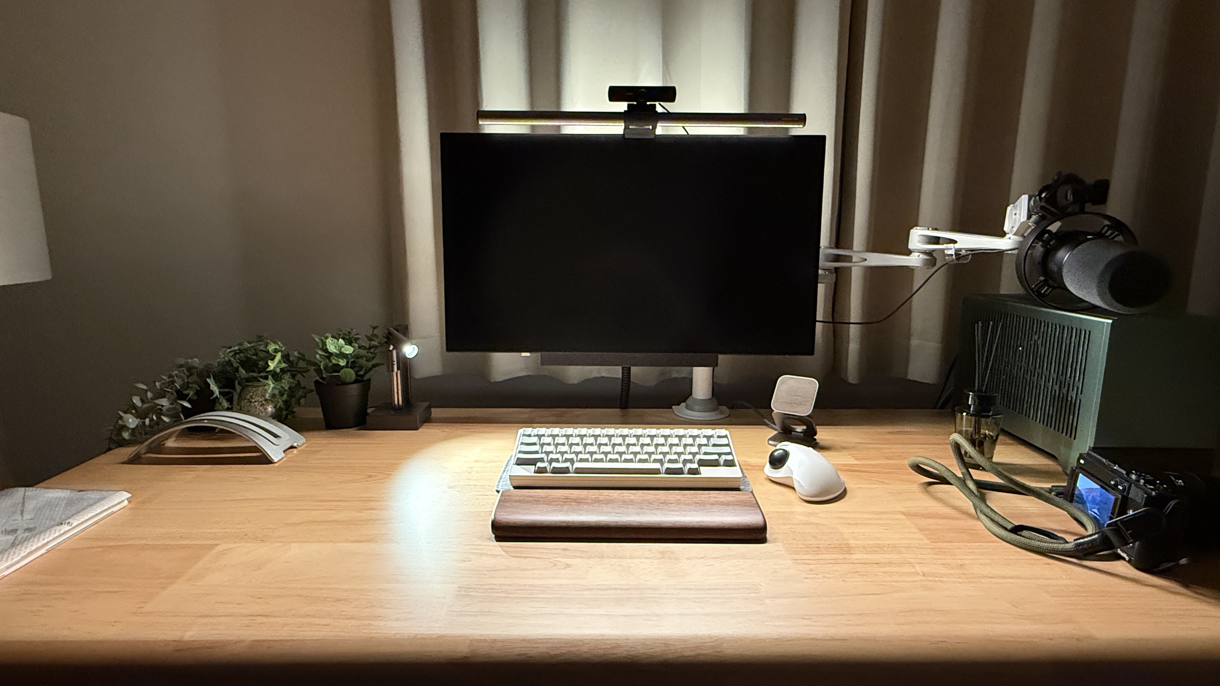 実際のデスクにHHKBとQSPEC Calmを置いたセットアップ全体